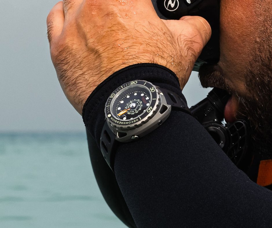 You may think you know all there’s to know about dive watches… But that’s only until you’ve encountered the Divetrack from the workshop of the indie watchmaker Singer.
Find out all it can do in our latest article: monochrome-watches.com/singer-divetra… #divewatch