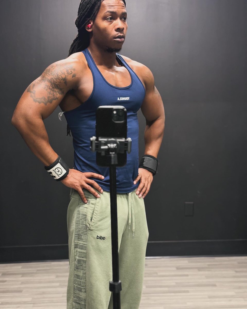 Road_Runner662's tweet photo. Keep working 🦍💪🏾🖤 https://t.co/4L11WXYy7H