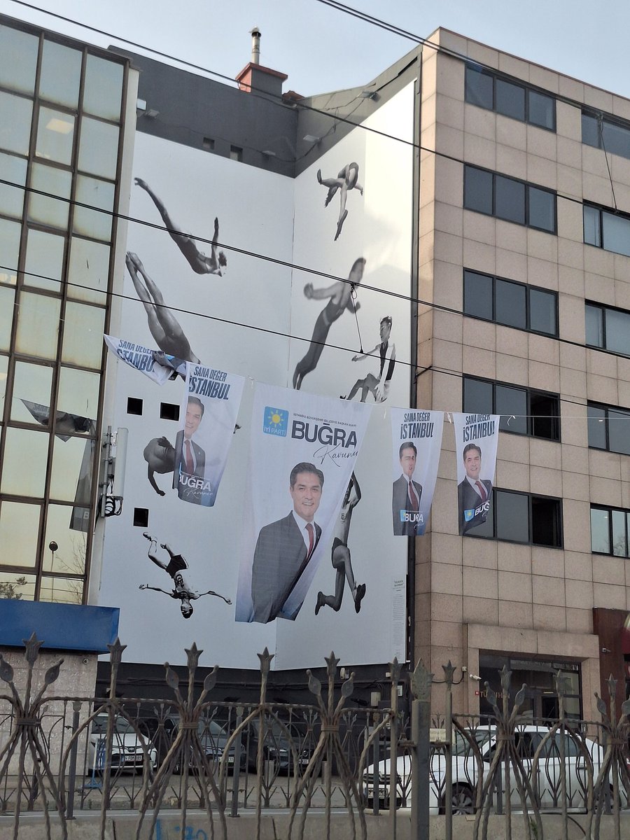 Bu sanat eserini hangi aday afiş asarak kapatırsa ona oy vereceğim diyordum. Bu işler nasip kısmet hep.  <a href="/SBugraKavuncu/">Buğra Kavuncu</a> <a href="/iyiparti/">İYİ Parti</a>