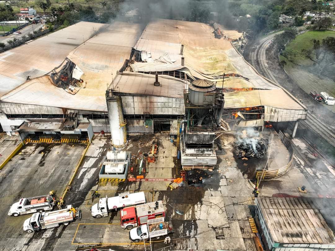 NBCDiario's tweet photo. 🔥 Imágenes aéreas del incendio en la fábrica International Paper Empaques Industriales, captadas la tarde de ayer en Ixtaczoquitlán. 

Lamentablemente, el fuego se reavivó anoche y persiste esta mañana.

#Orizaba #Ixtaczoquitlán #incendio #Emergencia #cartonera https://t.co/aR7UnBHFVj