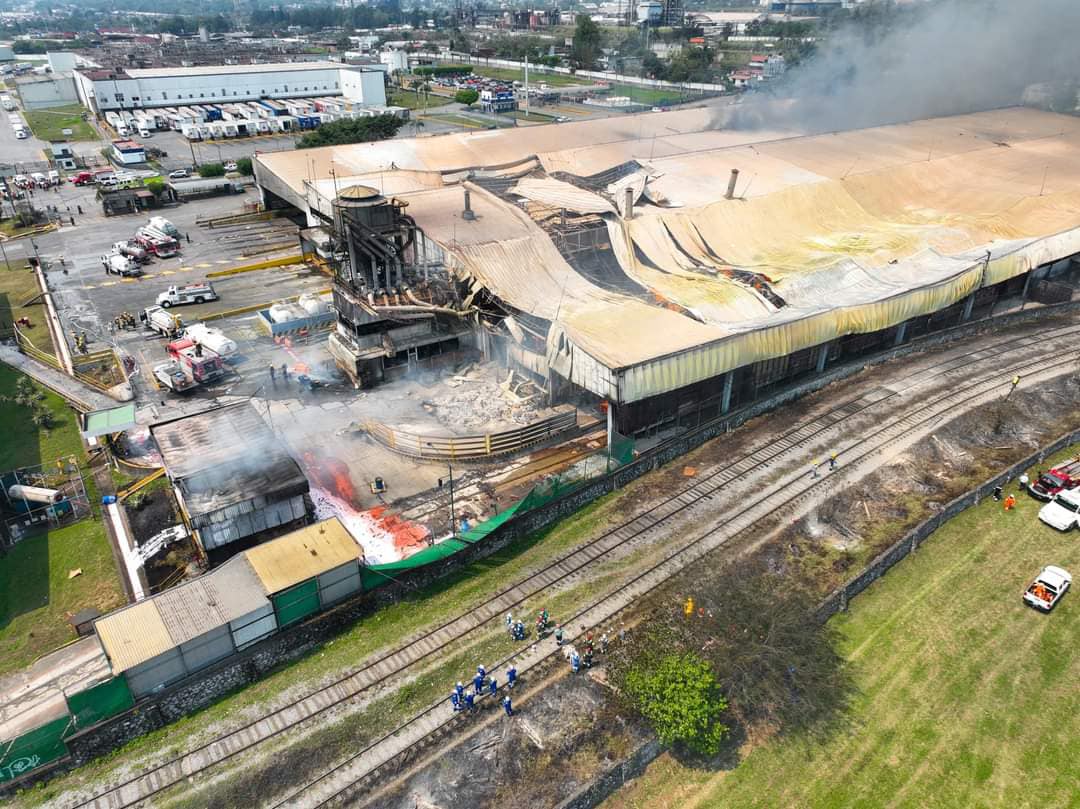 NBCDiario's tweet photo. 🔥 Imágenes aéreas del incendio en la fábrica International Paper Empaques Industriales, captadas la tarde de ayer en Ixtaczoquitlán. 

Lamentablemente, el fuego se reavivó anoche y persiste esta mañana.

#Orizaba #Ixtaczoquitlán #incendio #Emergencia #cartonera https://t.co/aR7UnBHFVj