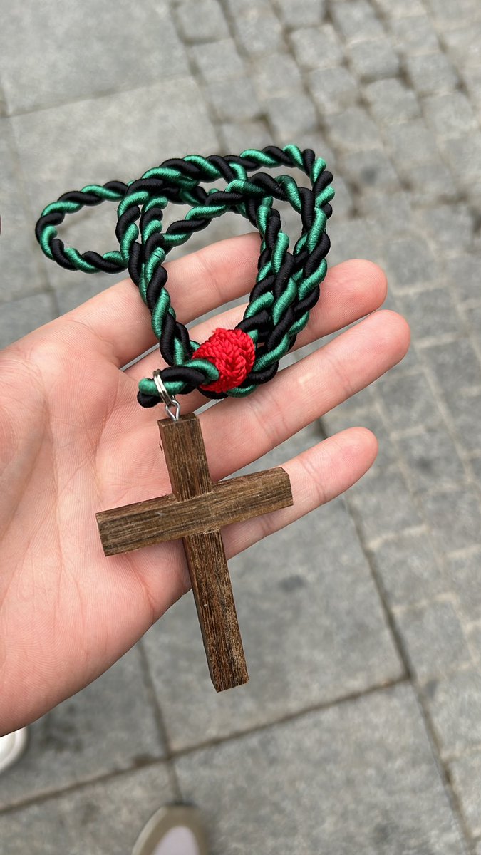 SE HA PERDIDO ESTA MEDALLA EN SAN LORENZO. SI PODEIS HACER UN RT POR SI EL DUEÑO VER ESTE TWEET, SE AGRADECERIA.

#SSantaSevilla24