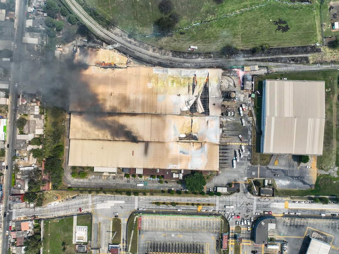NBCDiario's tweet photo. 🔥 Imágenes aéreas del incendio en la fábrica International Paper Empaques Industriales, captadas la tarde de ayer en Ixtaczoquitlán. 

Lamentablemente, el fuego se reavivó anoche y persiste esta mañana.

#Orizaba #Ixtaczoquitlán #incendio #Emergencia #cartonera https://t.co/aR7UnBHFVj