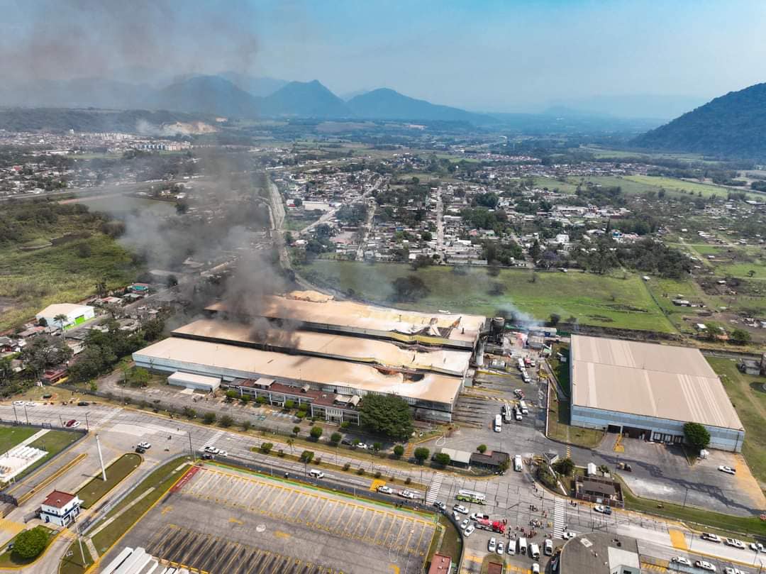 NBCDiario's tweet photo. 🔥 Imágenes aéreas del incendio en la fábrica International Paper Empaques Industriales, captadas la tarde de ayer en Ixtaczoquitlán. 

Lamentablemente, el fuego se reavivó anoche y persiste esta mañana.

#Orizaba #Ixtaczoquitlán #incendio #Emergencia #cartonera https://t.co/aR7UnBHFVj
