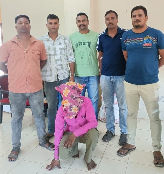 SP_SouthAndaman's tweet image. PS Pahargaon seized a stash of illicit liquor at Bhatubasti near municipal parking. Articles seized include various brands of IMFL bottles. Case registered against accused. Kudos to the swift action by our vigilant officers! 
#LiquorSeizure #PoliceWork