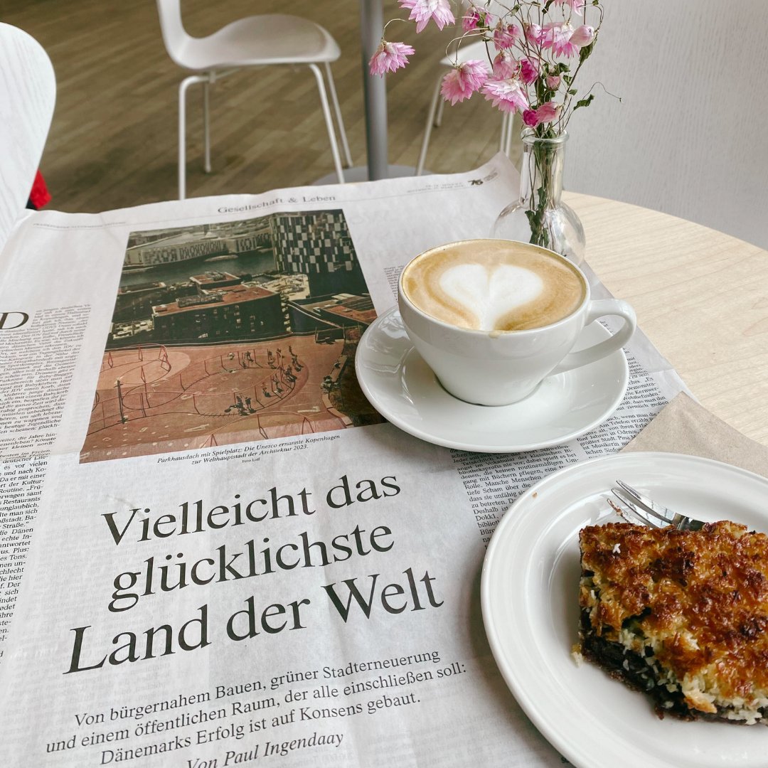 Vielleicht das glücklichste Land der Welt? 👉 🇩🇰 (vgl. @faznet) Ziemlich sicher der glücklichste Ort Berlins! 👉 Felleshus der Nordische Botschaften 🇩🇰🇫🇮🇮🇸🇳🇴🇸🇪 Erlebt es selbst – wir haben auch zu Ostern von 11–16 Uhr Hygge, Sauna, Kaffee & einladende Architektur für euch!