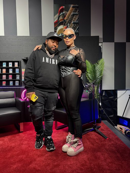what was akademiks looking at? 👀 https://t.co/ltwG2APmkh
