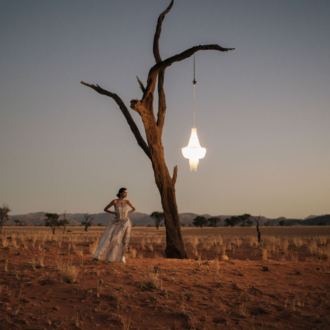 Beyond the Lens Before each shoot Pat Domingo dives deep into his vision, aligning thoughts and emotions. This time they met in the dessert. Learn more: splr.io/6011csF3F #LeicaCamera #Leica #🔴📷 #LeicaSL3