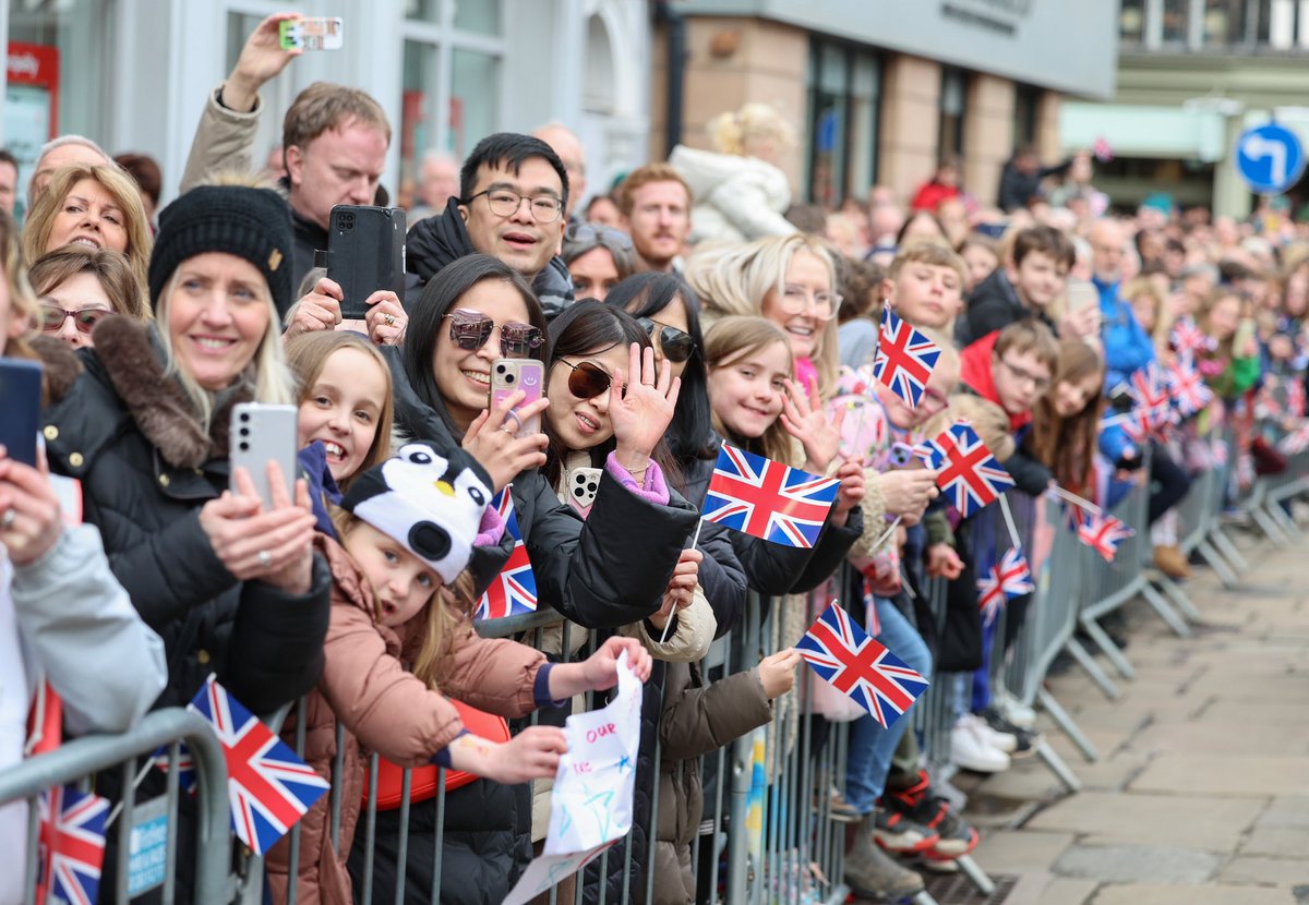 RoyalFamily's tweet photo. What a wonderfully warm welcome to Shrewsbury! 👋 

Thank you to everyone who came out to say hello. https://t.co/JGpesVPprh