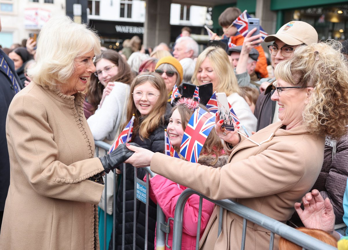 RoyalFamily's tweet photo. What a wonderfully warm welcome to Shrewsbury! 👋 

Thank you to everyone who came out to say hello. https://t.co/JGpesVPprh