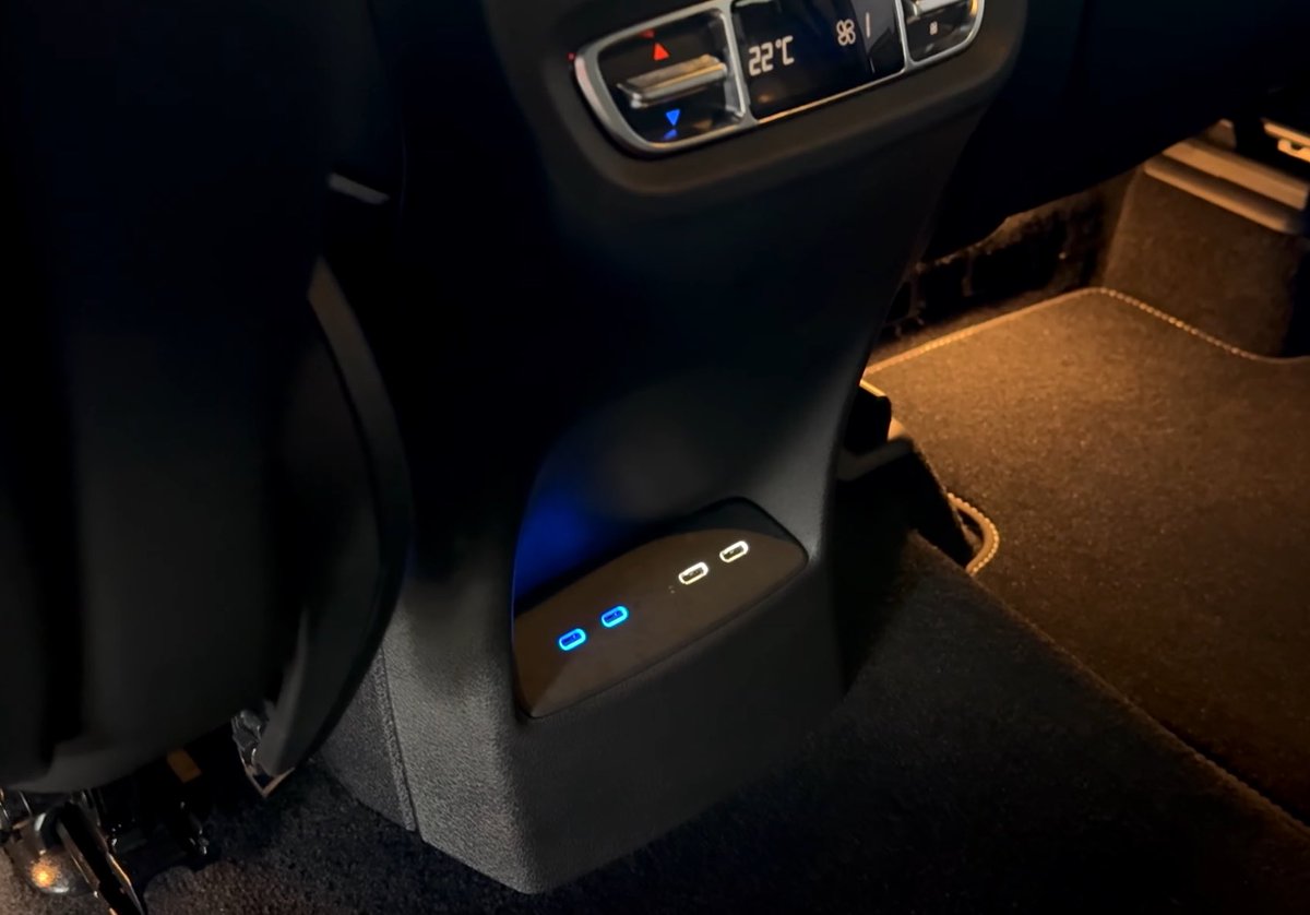 Apple_Intertype's tweet photo. @MercedesBenz Why are the USB-C ports on the back of the new G 63 blue and white? What does the different color mean? https://t.co/WN50whEvx5