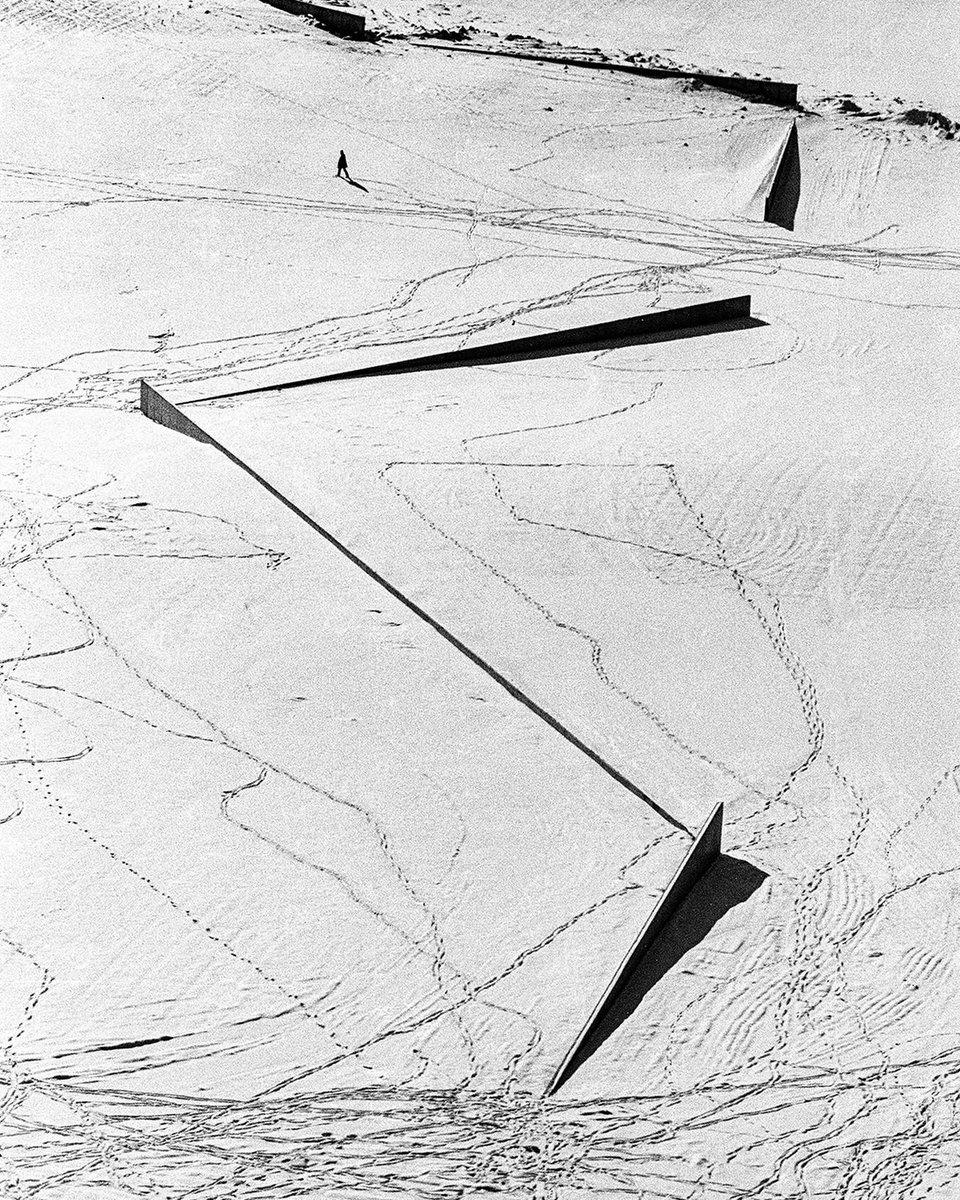 Remembering the legendary #RichardSerra (1938-2024) 📐Shift, Richard Serra 📍King City, Ontario, Canada 📷 Gianfranco Gorgoni