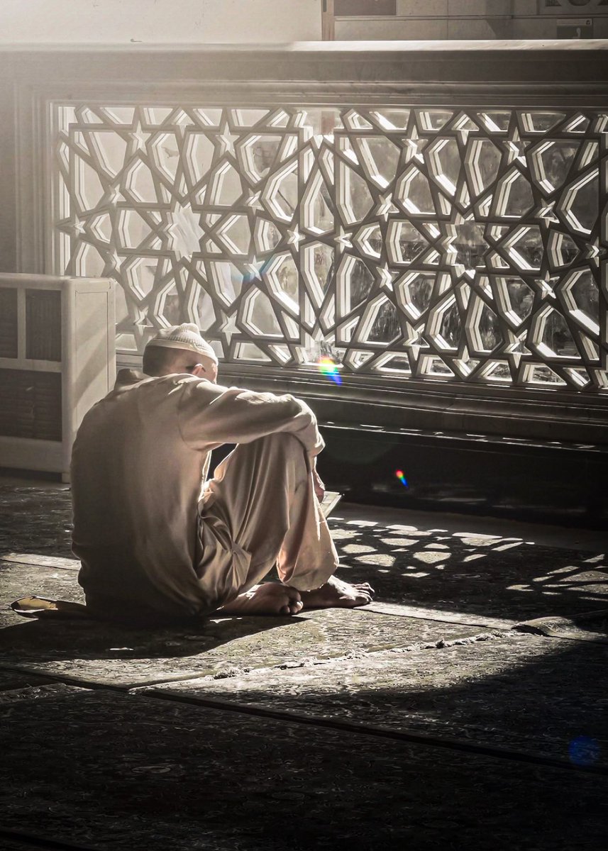 HadeesNabawi's tweet photo. حضرت ابوامامہ ؓ بیان کرتے ہیں: رسول ﷺ کے اصحاب ؓ نے ایک دن آپ ﷺ کے سامنے دنیا کا ذکر کیا، تو رسول الله ﷺ نے فرمایا:

"کیا تم سنتے نہیں؟ کیا تم سنتے نہیں؟ (یعنی سنو اور یاد رکھو) بیشک سادگی ایمان کا حصہ ہے، بیشک سادگی ایمان کا حصہ ہے."

ابوداؤد 4161
(ماجہ 4118؛ مشکوٰۃ 4345) https://t.co/kVyCQ1pHjz