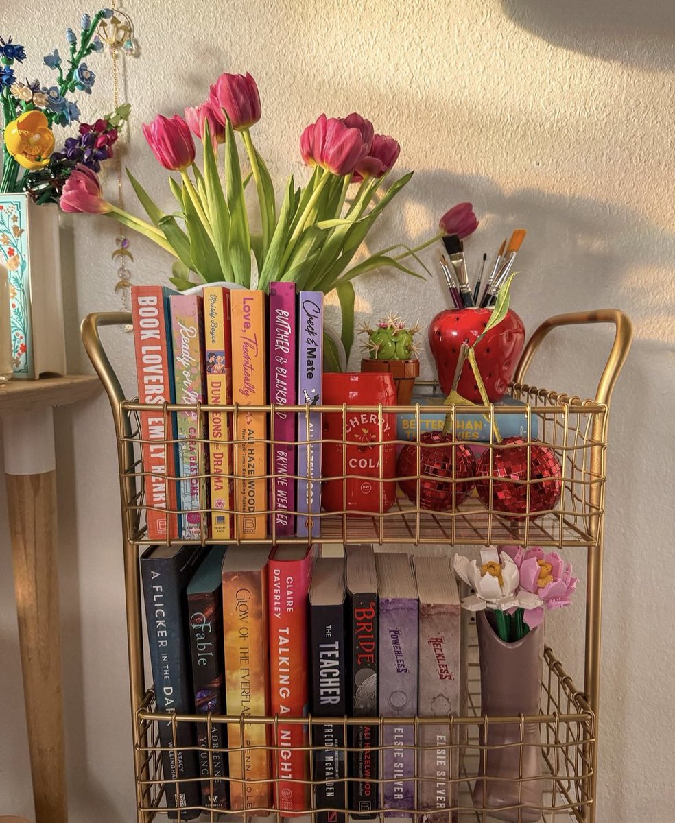 lunarcheron's tweet photo. Nueva necesidad: tener un carrito lleno de libros y tulipanes. https://t.co/fMG1B9M1cw