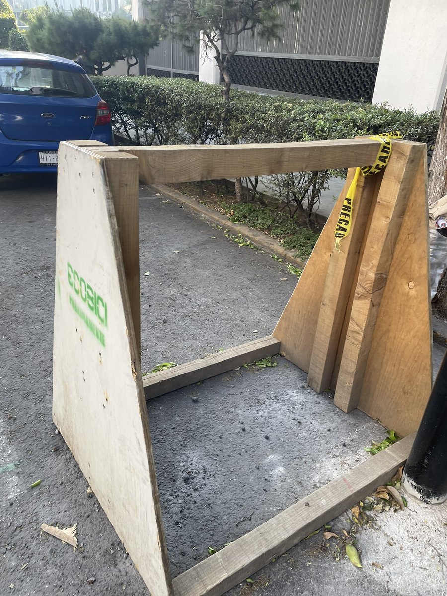rmsakim's tweet photo. @AccionesBJ @STaboadaMx @ecobici @locatel_mx @BJAlcaldia 

Muchas gracias por la nueva estación CE 671.

Lamentable dejaron todo tirado, cascajo y hasta material de trabajo. Solicito apoyo para recogerlo. https://t.co/LLom6uX7Fr