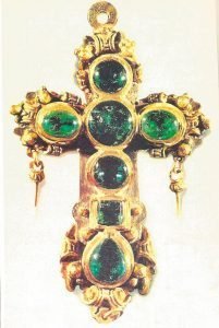 #WantedWednesday Tucker's Cross was an emerald-studded gold cross discovered by marine explorer Teddy Tucker in 1955, later donated to the Aquarian Museum where it remained until it was discovered to have been stolen sometime prior to 1975 and replaced with a fake. #OGC