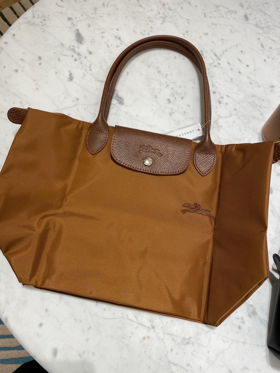 I dah lamaa teringin longchamp tote. Tapi tak suree nak beli color apaa 🥹 I dah ada black tapi mcm perlu lagi satu sbb best sangat 🫢 

Brown yang mana cantik helpp 😩