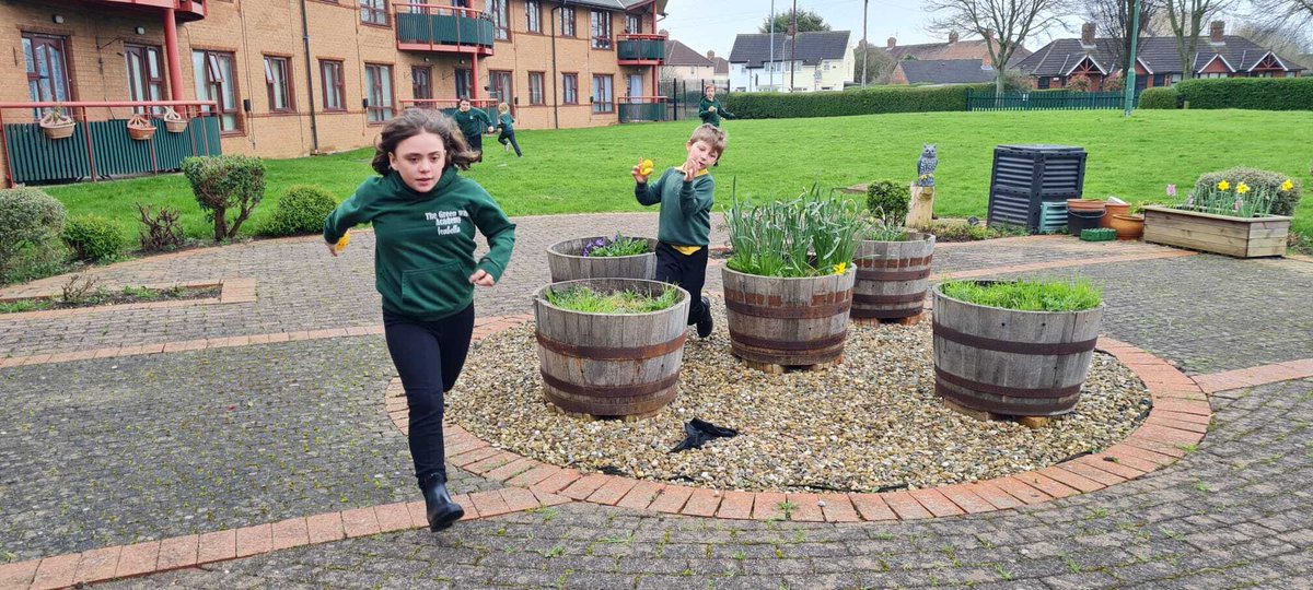 PFH_Hull's tweet photo. Thank you to @IngsPrimary #VictoriaDockPrimary #GreenwayAcadamy for joining us 👏 Our residents get so much from spending time with young people and its wonderful to see how the different generations connect.
#IntergenerationalWork https://t.co/4DOV7MZDK3