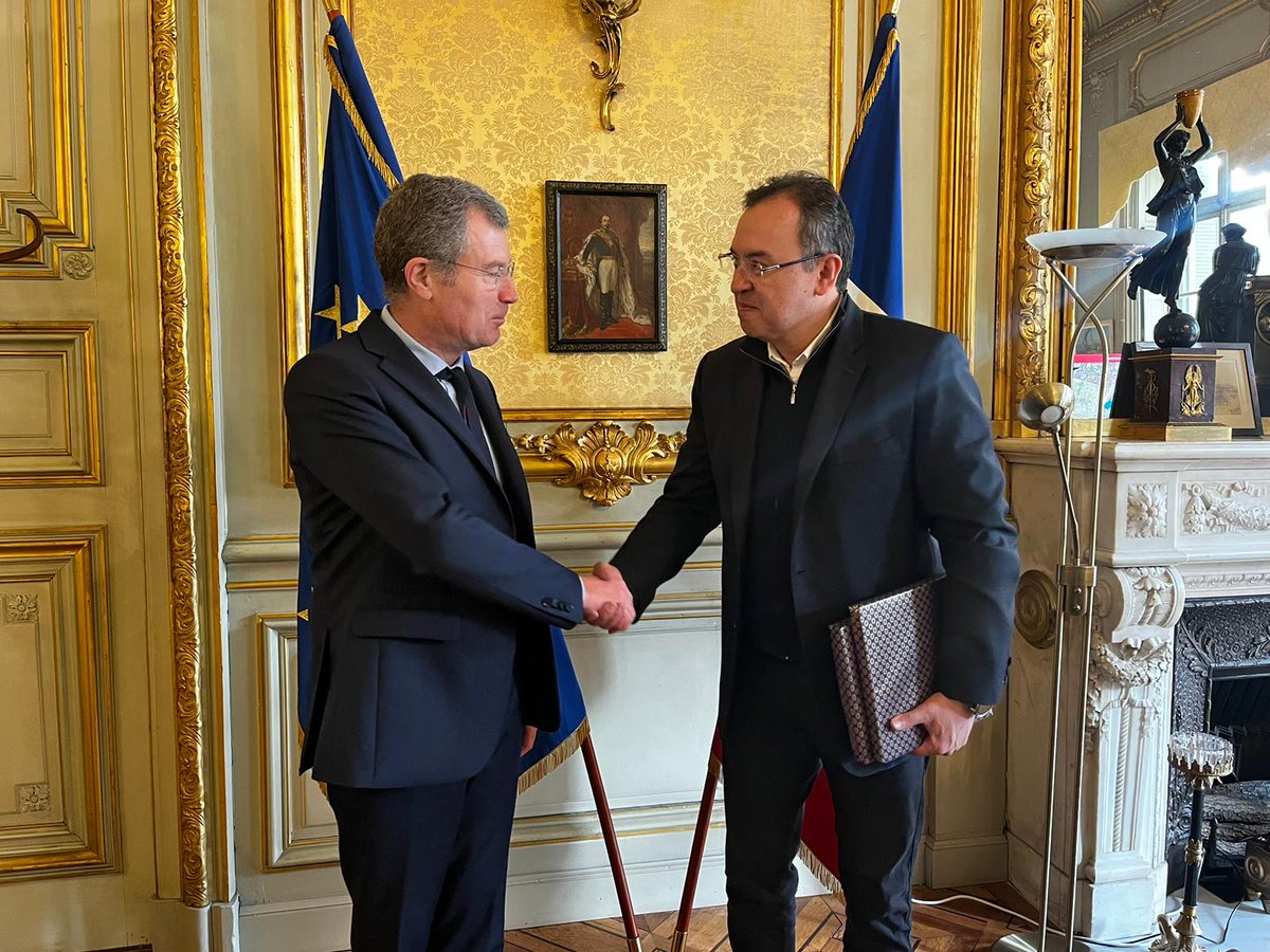 Encuentro con Christophe Mirmand Prefecto del depto de Bouches du Rhone @Prefet13. Coordinamos trabajo conjunto para la llegada del Buque Gloria y expresamos la importancia para Colombia de esa hermosa región de Francia y Marsella. Más franceses conociendo #ElPaísDeLaBelleza