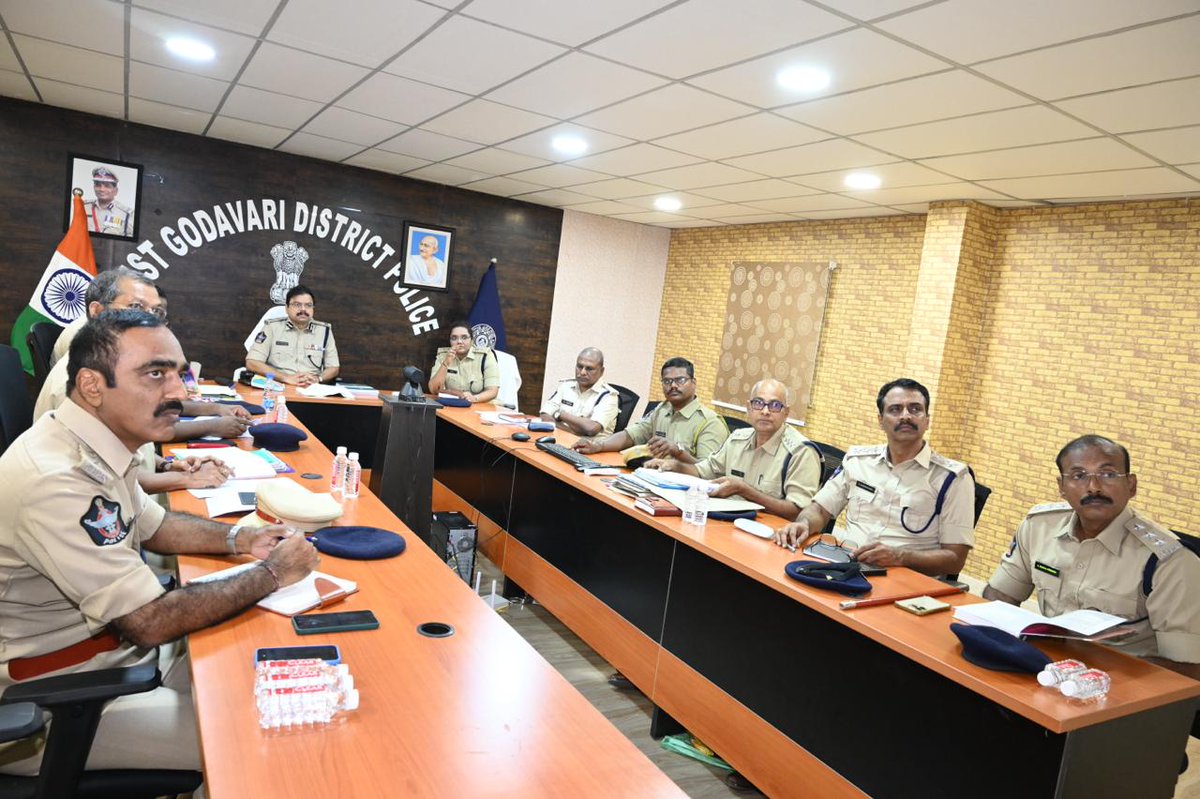 WG_Police's tweet photo. రానున్న సార్వత్రిక ఎన్నికల దృష్ట్యా ఏలూరు రేంజ్  ఐజీ గౌరవ శ్రీ జి.వి.జి అశోక్ కుమార్, ఐపీఎస్., గారి పర్యవేక్షణలో పశ్చిమగోదావరి జిల్లా ఎస్పీ Dr. అజిత, ఐపీఎస్., గారి ఆధ్వర్యంలో ఈ రోజు పశ్చిమగోదావరి జిల్లా  పోలీసు కార్యాలయం నందు జిల్లా పోలీస్ అధికారులతో సమీక్షా సమావేశం నిర్వహించారు https://t.co/Yz8TdSmlE7