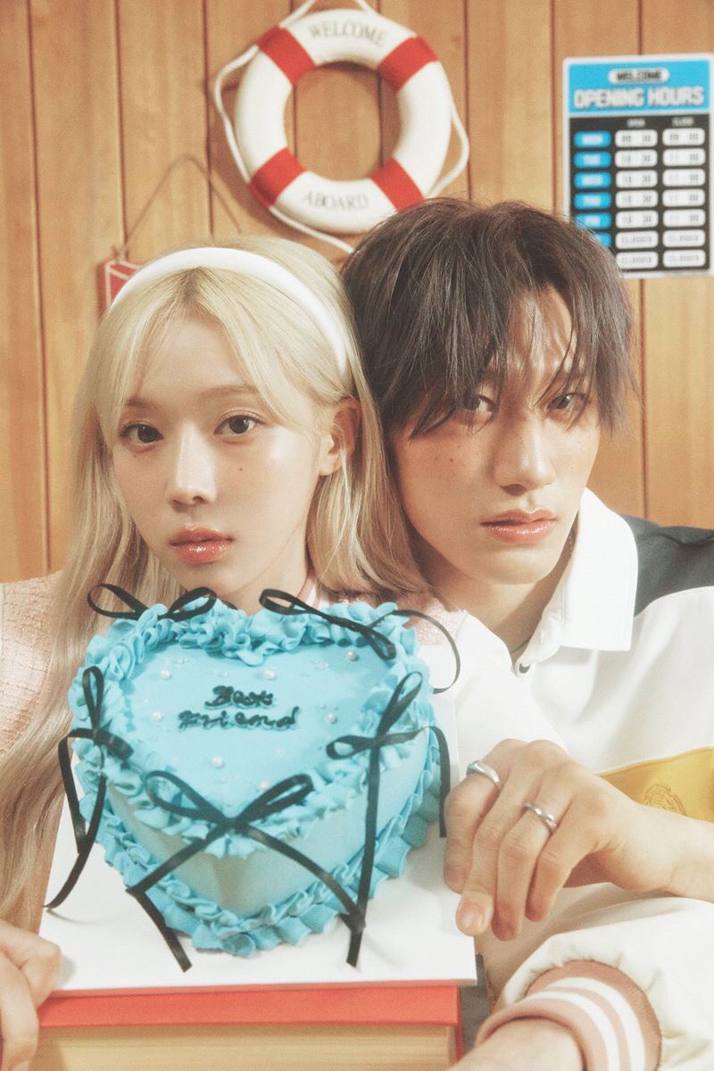 yedamrexin's tweet photo. HELP  THE CAKE THEY ARE HOLDING SAYS "BEST FRIEND" 😭

#방예담 #BANGYEDAM #윈터 #WINTER https://t.co/FwXHlVMHVB
