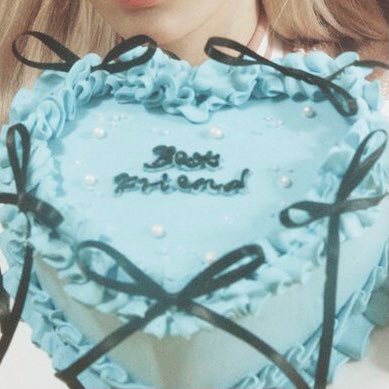 yedamrexin's tweet photo. HELP  THE CAKE THEY ARE HOLDING SAYS "BEST FRIEND" 😭

#방예담 #BANGYEDAM #윈터 #WINTER https://t.co/FwXHlVMHVB
