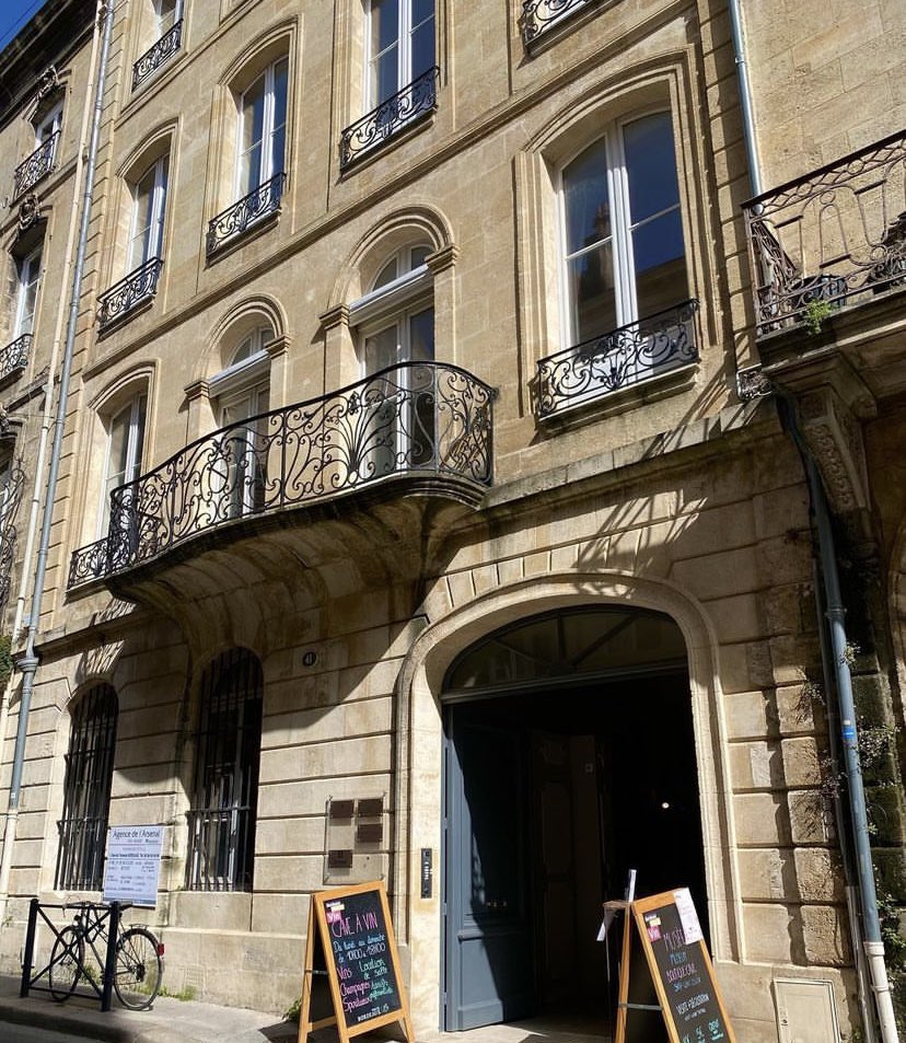Museeduvin33's tweet photo. Venez visiter le Musée du Vin et du Négoce ! 
C’est plus qu’un simple musée, c’est une cave à vin avec des prix associatifs et une diversité de produits à découvrir 🍷
#vin #bordeaux #wine #shop #musée https://t.co/QAhIUSxSWH