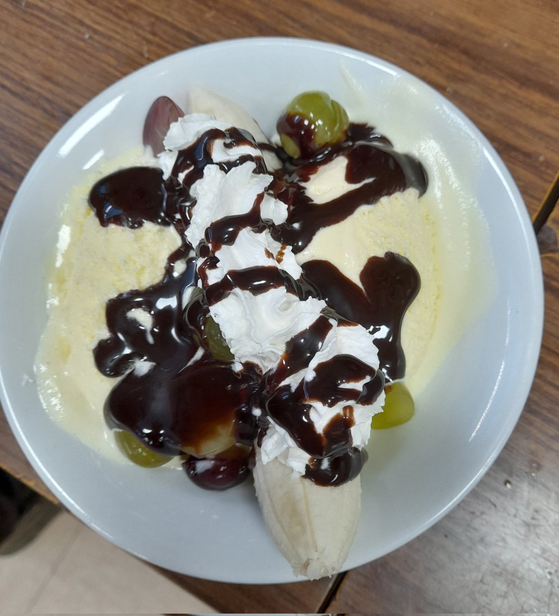 kev4HandH's tweet photo. Massive turn-out for lunch today at St Martin's Church but still enough for everyone! Burgers with all the trimmings followed by banana split.
With @CllrDanPowell and @CatHornsey
#winterofwellbeing sponsored by #dwp via #HouseholdSupportFund @_TalkCommunity https://t.co/UDDGtFSK0l
