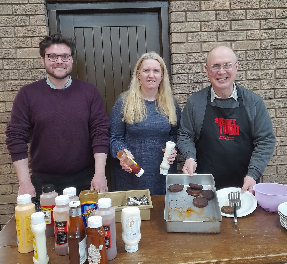 kev4HandH's tweet photo. Massive turn-out for lunch today at St Martin's Church but still enough for everyone! Burgers with all the trimmings followed by banana split.
With @CllrDanPowell and @CatHornsey
#winterofwellbeing sponsored by #dwp via #HouseholdSupportFund @_TalkCommunity https://t.co/UDDGtFSK0l