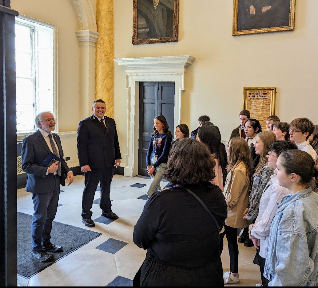 It was great to meet delegates of An Dáil na nÓg in Leinster House today and chat about nature and youth participation in politics. #DáilnanÓg gives young people a voice on issues that affect them at a local level and national level. You can watch them live on OireachtasTV!