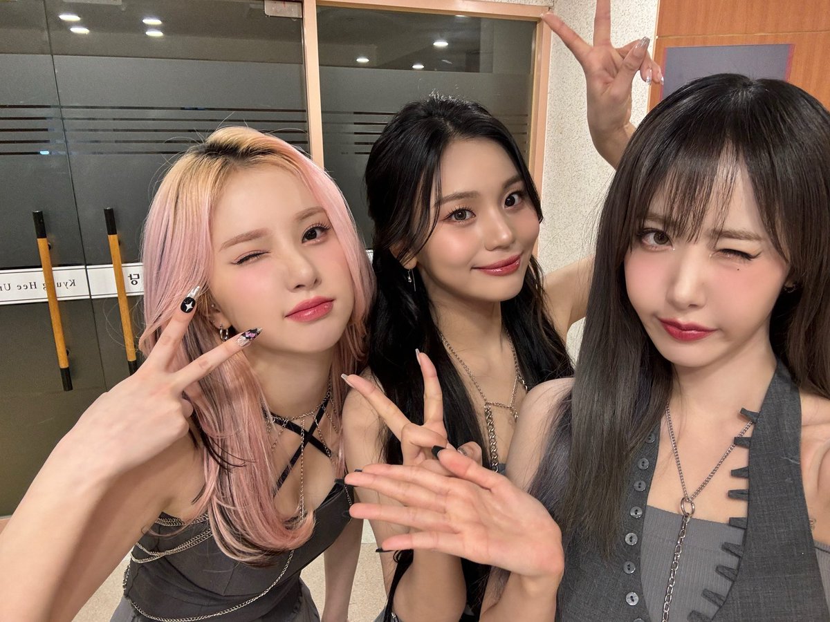 VIVIZ_official's tweet image. [#VIVId_dayZ] 📸

2024 유니버셜 슈퍼스타 어워즈 완료✨

나비들🦋 소중한 순간을 함께해 줘서 고마워요🖤 오늘 같은 환호처럼 비비지 계속 많이 사랑해 주세요🥰

#VIVIZ #비비지
#EUNHA #은하
#SINB #신비 
#UMJI #엄지
#KM차트 #2024USA