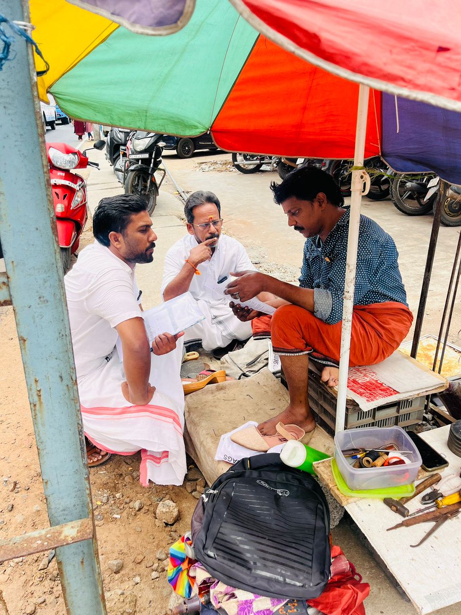 anmolmothi's tweet photo. വിശ്വകർമ്മ യോജന - പരമ്പരാഗത തൊഴിൽ മേഖലകളെ പരിപോഷിപ്പിക്കാനായിട്ടുള്ള പദ്ധതി. ചാവക്കാട് നഗരത്തിലെ ചെരുപ്പ് തുന്നുന്ന തൊഴിലാളി സുഹൃത്തുക്കളെ കണ്ട് പദ്ധതിയുടെ പ്രാധാന്യത്തെ കുറിച്ച് വിശദീകരിച്ചുനൽകി.
#PMVishwakarma #ThankyouModiji https://t.co/kYWVxbQHzx