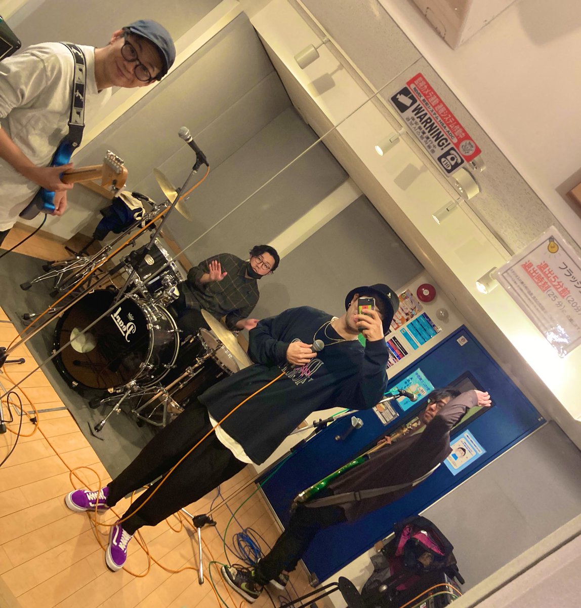 boss0502's tweet photo. 5/10のライブに向けてスタジオ練🎸🥁🎤
そして元メンバー太郎ちゃんが喜怒愛Lifeでバチクソ叩いてくれやす👅
ディスペを思い出して感動🥺
よろしくお願い致します🙏 https://t.co/Ysxa0FSeh6