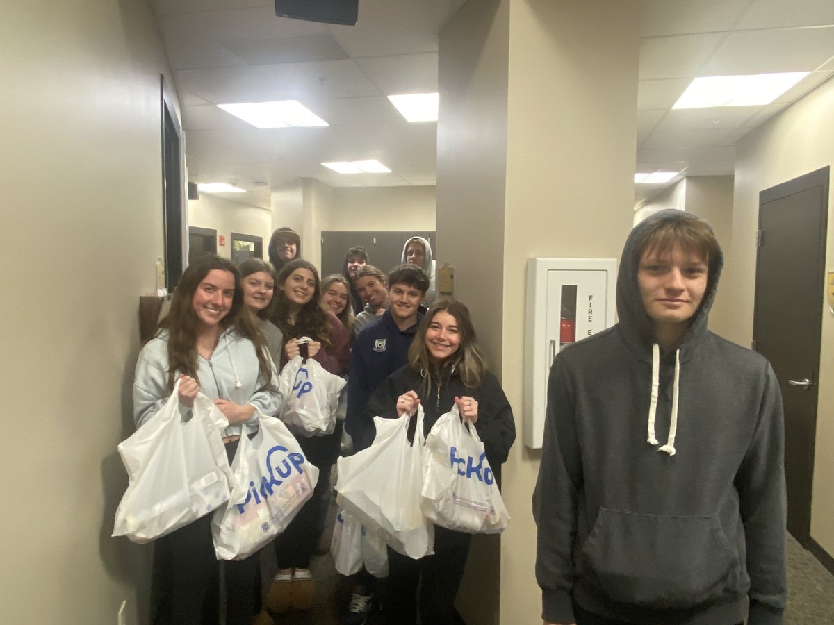 HaveKnights's tweet photo. The #KnightsHaveYourBack bags have been delivered for the week. If you or someone you know needs a little help over spring break, #TheArmory has been restocked! #TheArmory is located on campus, open 24/7 with non-perishable and hygiene items. #ItTakesAVillage #MrsVollmar https://t.co/5s4rWUOftF