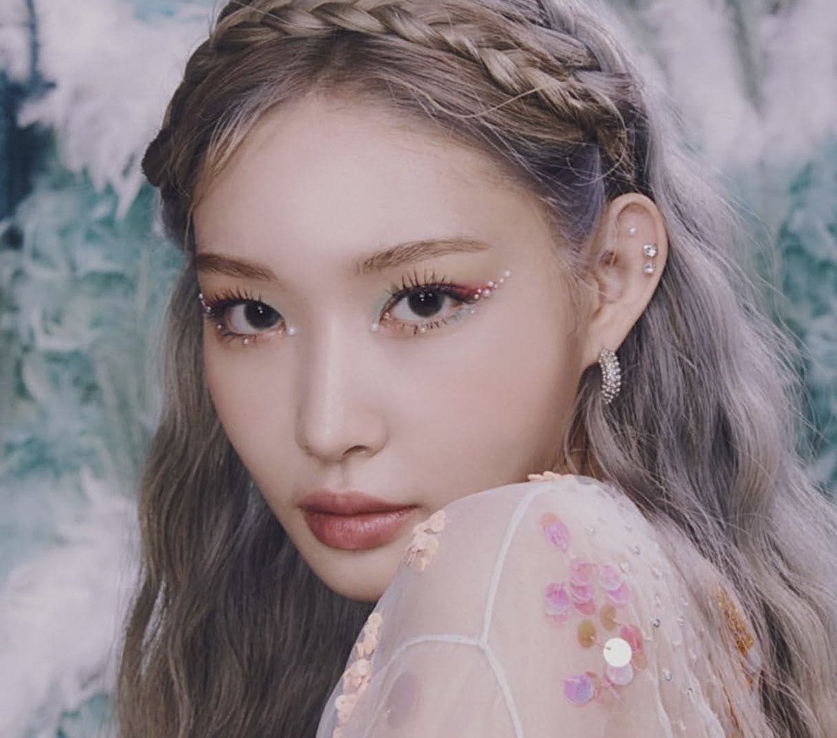 kchungtae's tweet photo. we love you chungha’s mua <3 https://t.co/4uaeOpOcZY