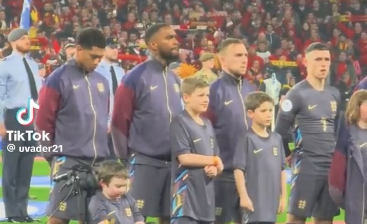How is it in this day and age the <a href="/EnglandFootball/">England Football</a> and the FA let kids walk out and stand around in the pissing rain as mascots without a jacket on. 🤦🏼‍♂️ #wecandobetter