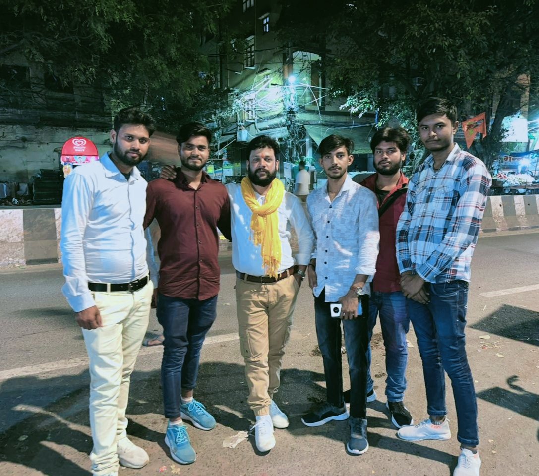 sanjay_baudh's tweet photo. आज की शाम छोटे भाइयों के साथ करोल बाग दिल्ली में छोटे भाइयों के साथ मिलकर अति प्रसन्नता हुई आप सभी लोगों का प्यार यूंही  बना रहे थैंक यू समय निकालकर मिलने के लिए । https://t.co/cipDKSSTXr