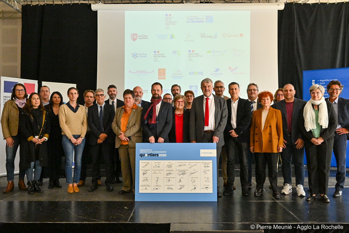 AggloLR's tweet photo. L’État et l’#Agglo de #LaRochelle renforcent leur action en faveur des quartiers prioritaires avec la signature du contrat de ville « Engagements Quartiers 2030 », pour de meilleures conditions de vie des #habitants des #quartiers prioritaires.
+ d’infos : https://t.co/PGHJFVvCJE https://t.co/W5rcAGBlBN