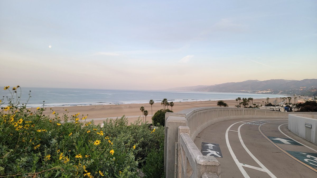 Derrick_NOLA's tweet photo. The morning #SpringMoon in #SantaMonica #Sunrise #daybreaker https://t.co/fVHOECoZI8