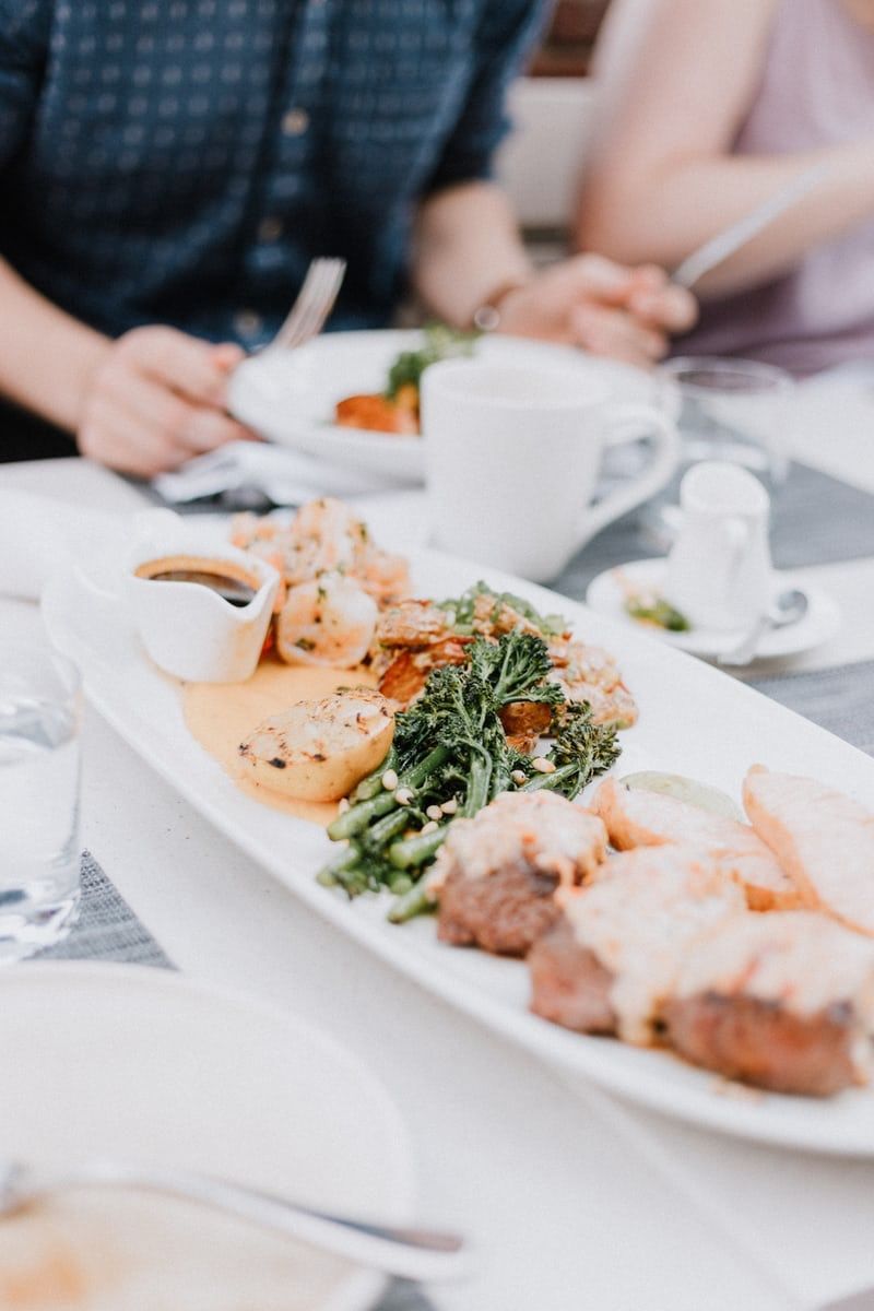 staylets1's tweet photo. Savour #Surrey's culinary treasures! 

From Michelin-star fine dining at #TheTudorPass to the vibrant flavours of #TheRealGreek near #WindsorCastle. Explore local markets for fresh delights or unwind in cosy countryside pubs. 

Book your stay with us at https://t.co/5M6B1INdYr https://t.co/Wq4ahOetU5