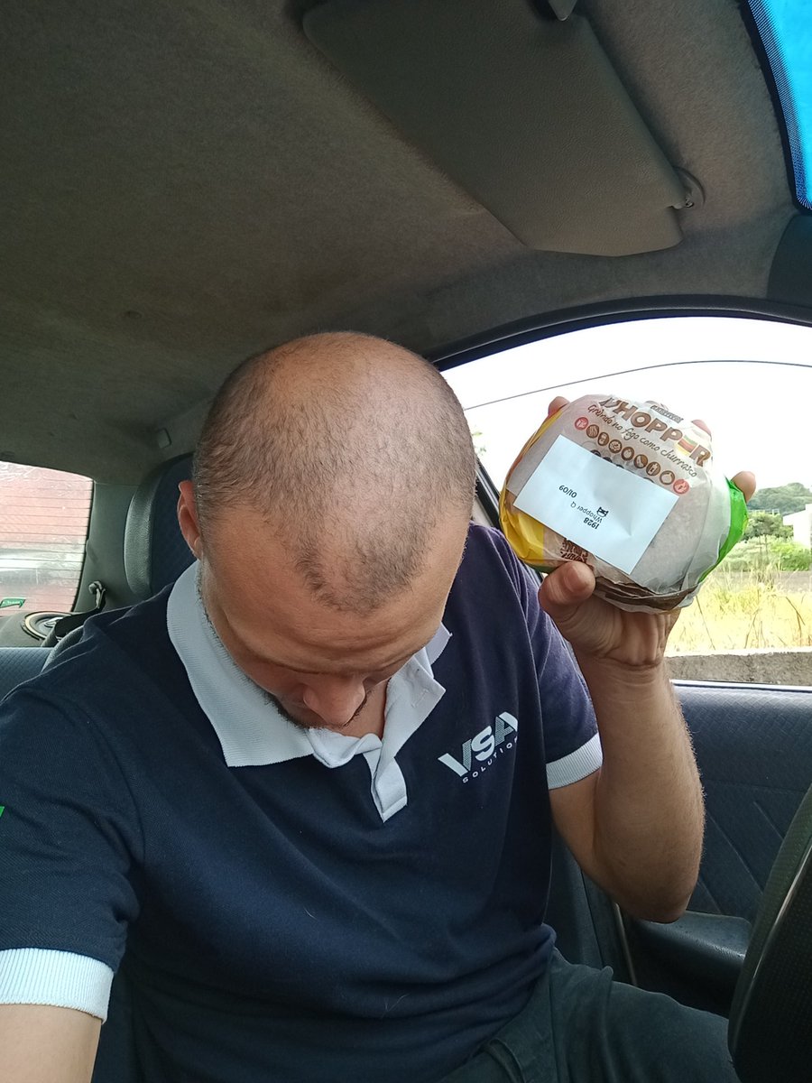 eduardolaza51's tweet photo. @BurgerKingBR Obrigado Burguer king. Fiz 3 amigos calvos na fila do drive. #vidascalvasimportam https://t.co/LJAiDXyOWY