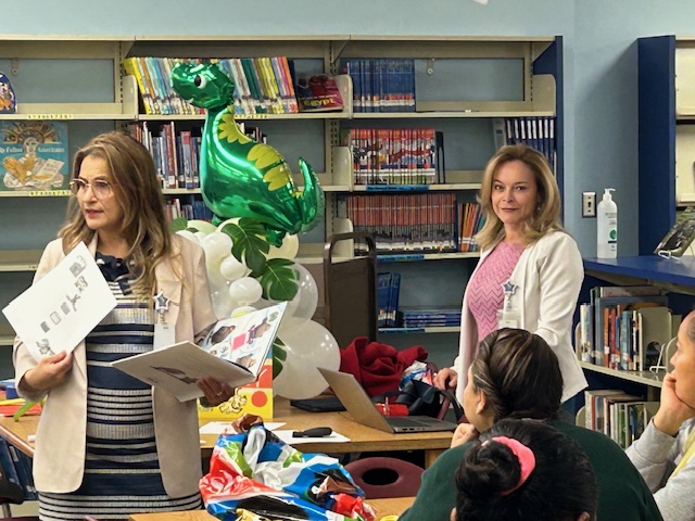 MsPerez_07's tweet photo. Full house at the Reading and Writing Workshop for Parents at @LES_Spring presented by the amazing Elementary Specialists📚✏️ Taller de Lectoescritura Para Padres de Familia #ParentWorkshop #ReadingWriting #Education @SISD_MultiPrgms @carlton_ana @urquia_maritza https://t.co/JfRK7BpsIZ