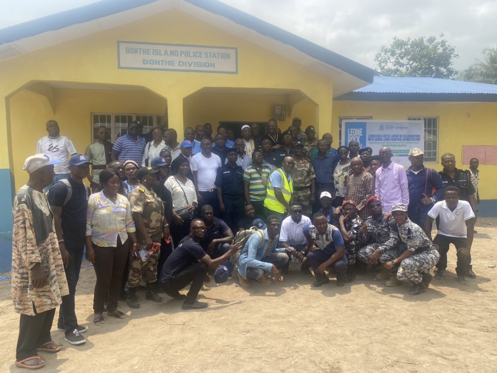 Motasl7's tweet photo. Today, the Deputy Minister of Transport, Rex Bhonapha officially handed over the newly constructed Bonthe Police Station to the local Unit Commander of the Bonthe Police Division on behalf of the Sierra Leone Maritime Administration sponsored by the Leone Rock Metal Group Ltd. https://t.co/wVMtiFU0Ai