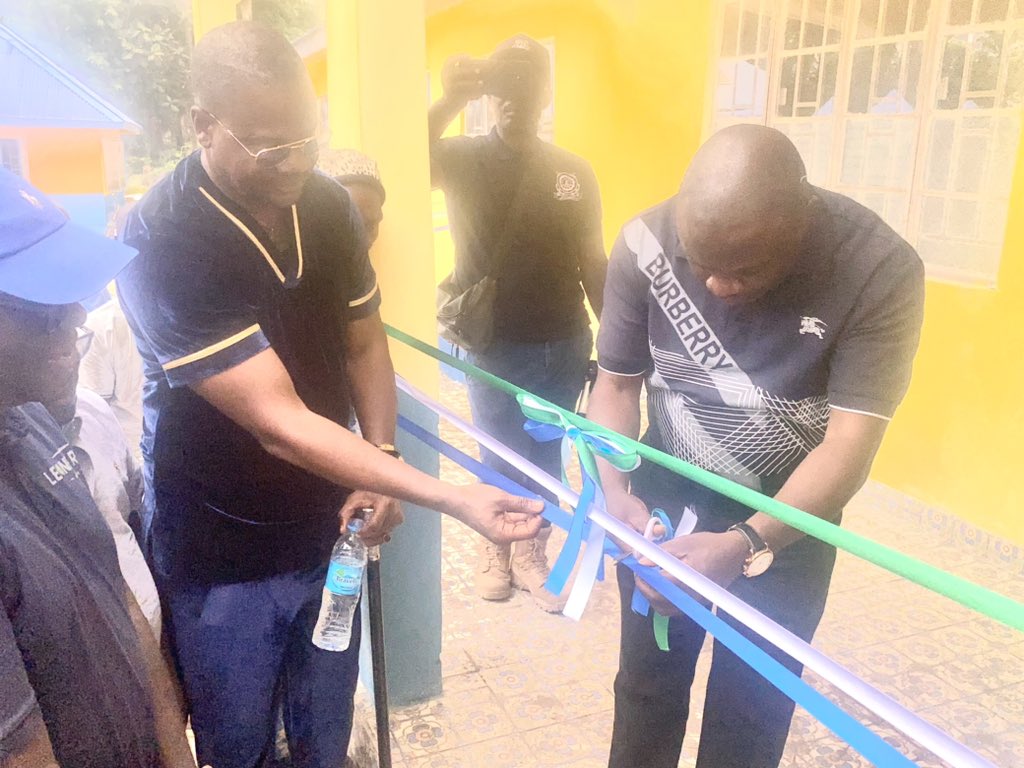 Motasl7's tweet photo. Today, the Deputy Minister of Transport, Rex Bhonapha officially handed over the newly constructed Bonthe Police Station to the local Unit Commander of the Bonthe Police Division on behalf of the Sierra Leone Maritime Administration sponsored by the Leone Rock Metal Group Ltd. https://t.co/wVMtiFU0Ai
