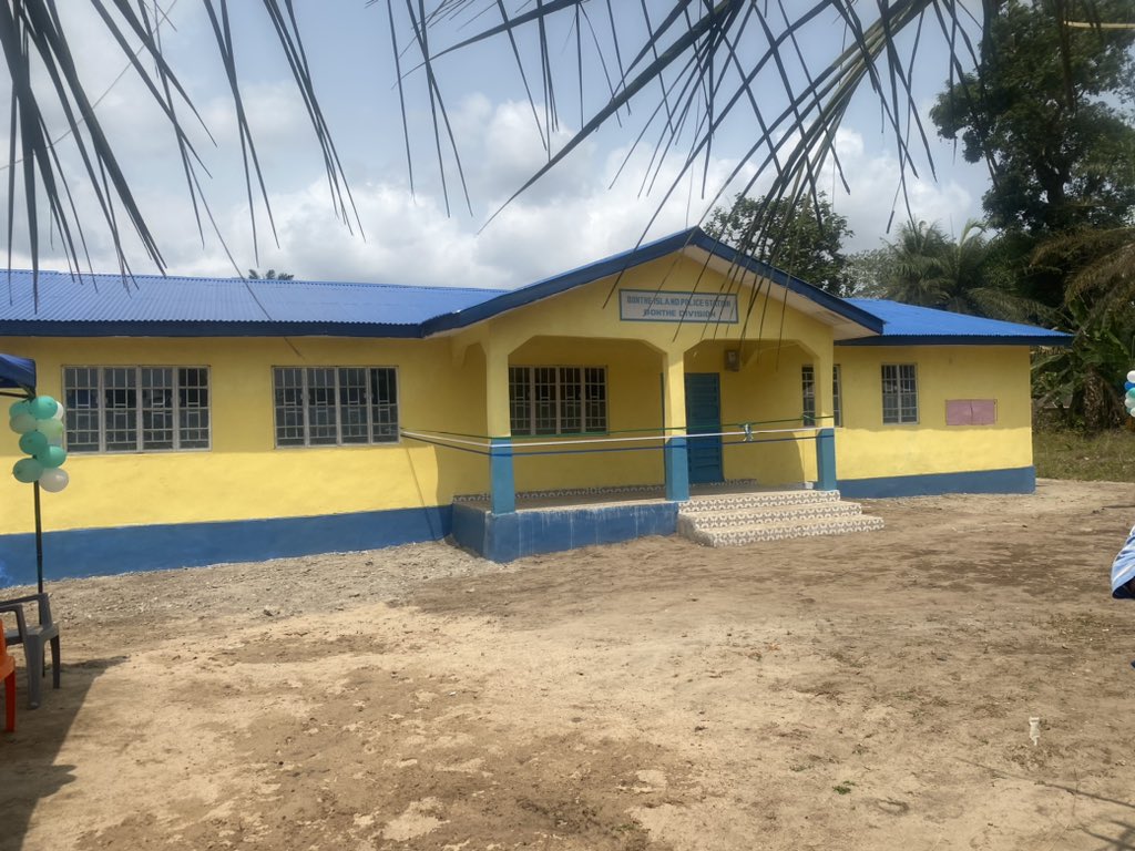 Motasl7's tweet photo. Today, the Deputy Minister of Transport, Rex Bhonapha officially handed over the newly constructed Bonthe Police Station to the local Unit Commander of the Bonthe Police Division on behalf of the Sierra Leone Maritime Administration sponsored by the Leone Rock Metal Group Ltd. https://t.co/wVMtiFU0Ai
