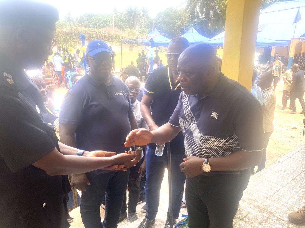 Motasl7's tweet photo. Today, the Deputy Minister of Transport, Rex Bhonapha officially handed over the newly constructed Bonthe Police Station to the local Unit Commander of the Bonthe Police Division on behalf of the Sierra Leone Maritime Administration sponsored by the Leone Rock Metal Group Ltd. https://t.co/wVMtiFU0Ai