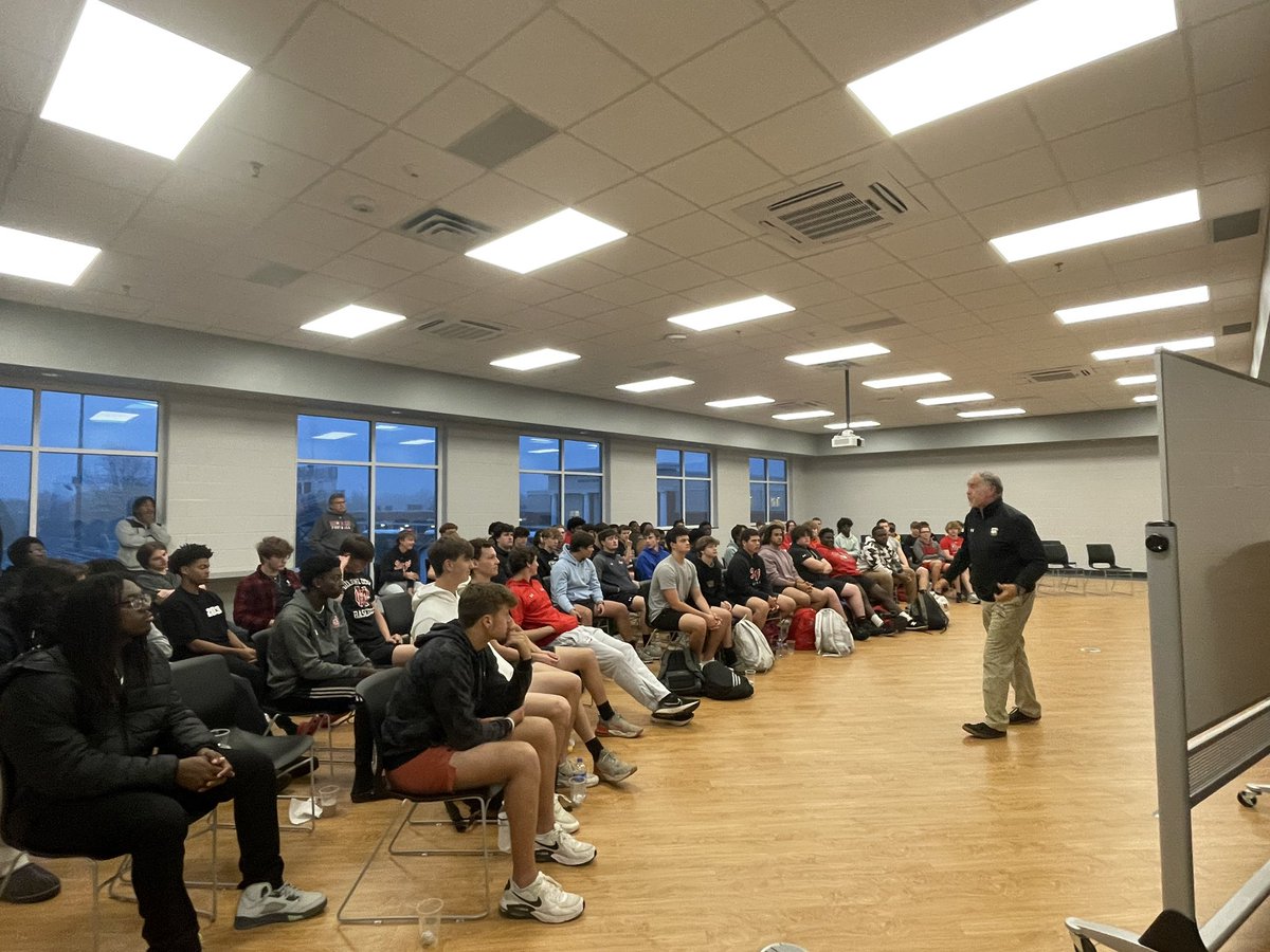 MorganCounty_FB's tweet image. Great rise-up this morning on the topic of Family! Thanks to Coach Machovec for bringing a solid word and lesson to start our day! #Family #buildingmen #Godogs