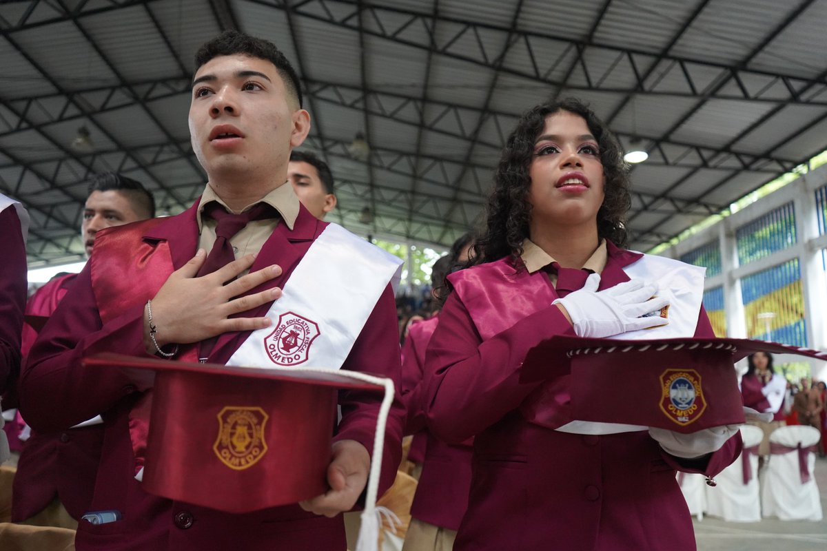 EducacionZ4_Ec's tweet photo. [PORTOVIEJO] Acompañamos en la ceremonia de incorporación a 248 estudiantes de la sección matutina de la Unidad Educativa Olmedo como nuevos Bachilleres de la República 👩🏻‍🎓👨🏻‍🎓. Se vivieron momentos de inmensa alegría junto a padres de familia, docentes e invitados.

#ElNuevoEcuador https://t.co/CxcL650nA3