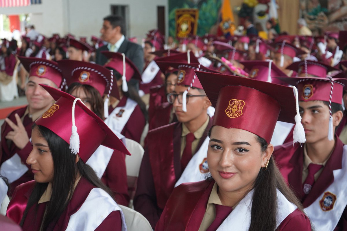 EducacionZ4_Ec's tweet photo. [PORTOVIEJO] Acompañamos en la ceremonia de incorporación a 248 estudiantes de la sección matutina de la Unidad Educativa Olmedo como nuevos Bachilleres de la República 👩🏻‍🎓👨🏻‍🎓. Se vivieron momentos de inmensa alegría junto a padres de familia, docentes e invitados.

#ElNuevoEcuador https://t.co/CxcL650nA3