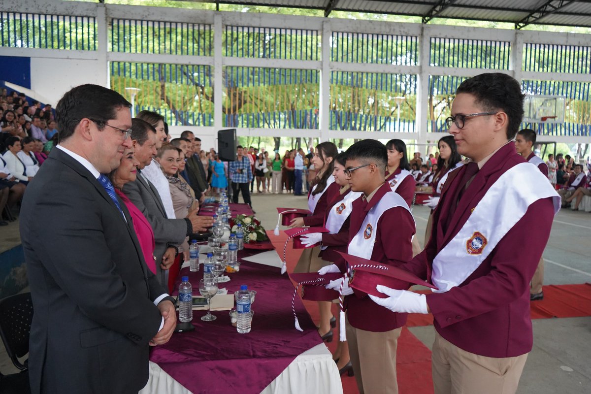 EducacionZ4_Ec's tweet photo. [PORTOVIEJO] Acompañamos en la ceremonia de incorporación a 248 estudiantes de la sección matutina de la Unidad Educativa Olmedo como nuevos Bachilleres de la República 👩🏻‍🎓👨🏻‍🎓. Se vivieron momentos de inmensa alegría junto a padres de familia, docentes e invitados.

#ElNuevoEcuador https://t.co/CxcL650nA3